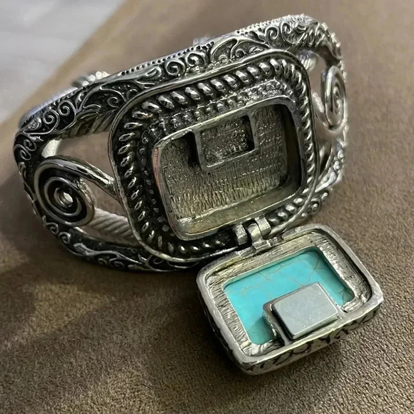 Fashionable pillbox cuff bracelet - Picture 2 of 4